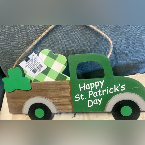 NWT….St.Patrick’s day Shamrock truck wall decor, says Happy st.Patrick’s day on - Picture 2 of 4